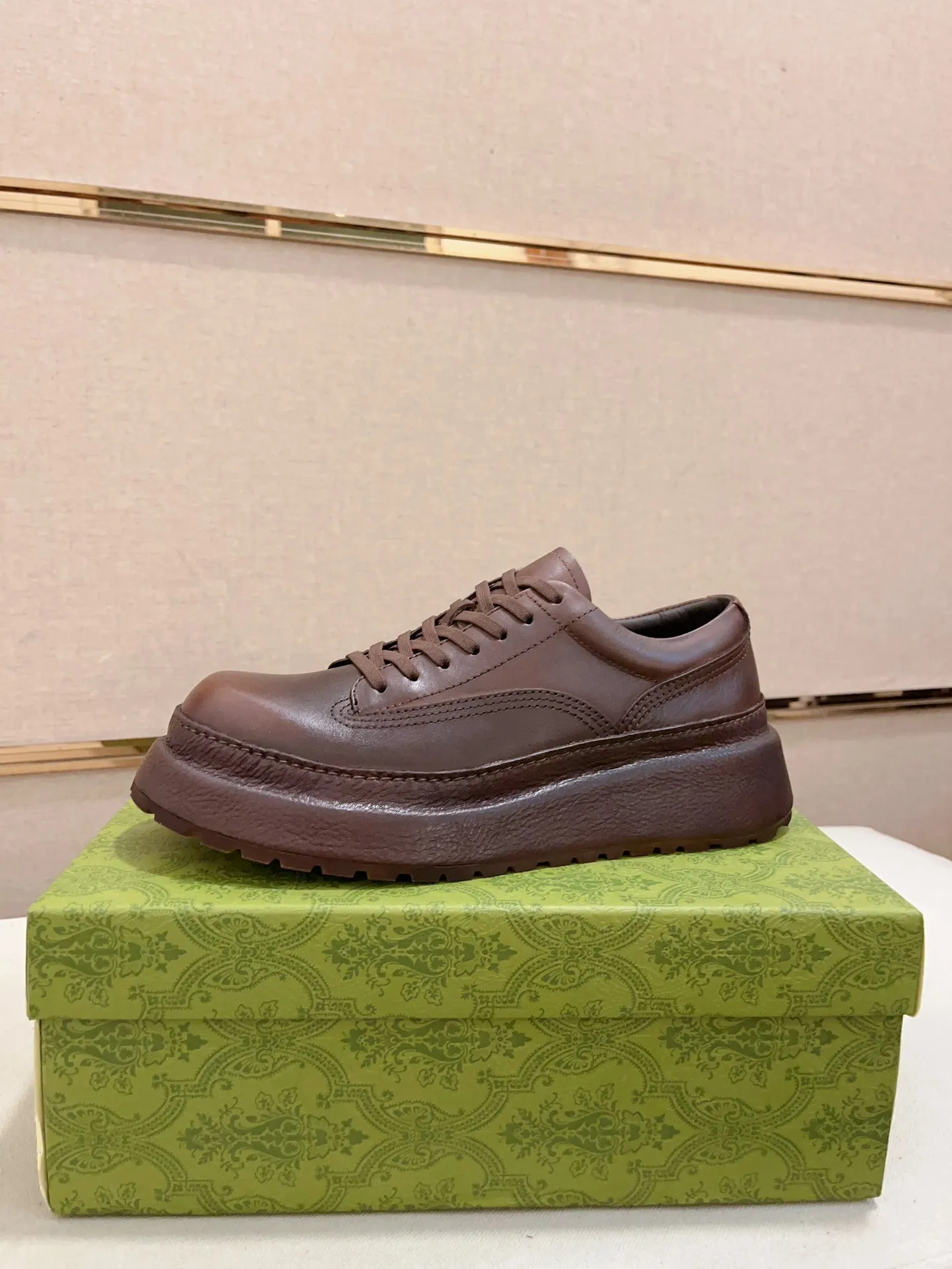 Men's shoes 💰: 680💰 Gucci (Gucci) new men's shoes, sold simultaneously on the official website, made from original orders, uppers made of first-layer cowhide, purely handmade craftsmanship 🌈 High-end first-layer genuine leather lining, original non-slip and wear-resistant outsole, fashionable and versatile, standard size .37-44. Can be customized 45-46